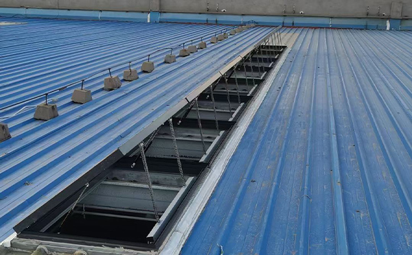 某城市大型商业综合体中庭漳县排烟窗工程